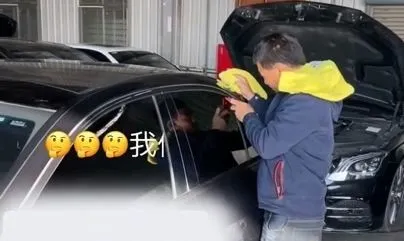 6寶爸在車行工作情況被同事拍下PO網。民眾提供