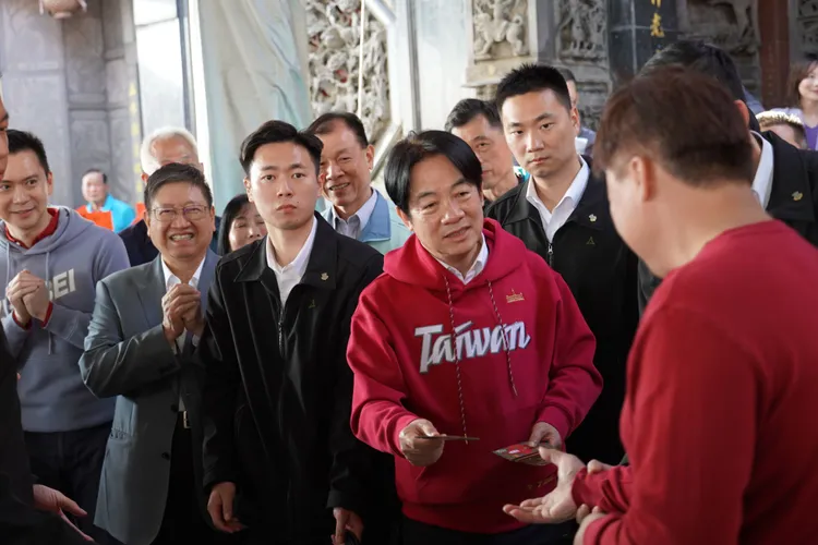 賴清德發放福袋。新竹縣府提供