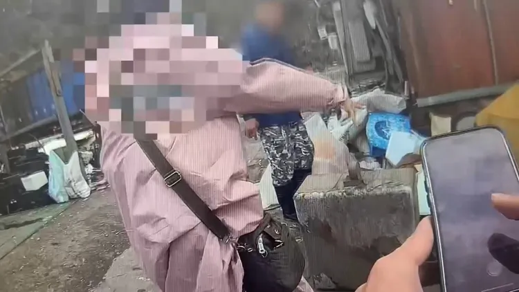 警方到回收場找到鍋具。翻攝畫面