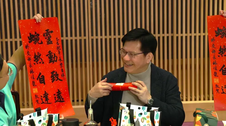 其中一名農青大使翁嘉隆，與林佳龍的姓名同音，林佳龍也開心祝賀表示，「佳龍要和嘉隆拜年！」。記者葉家瑋攝