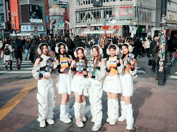 babyMINT在日本街頭快閃熱舞，吸引粉絲圍觀搶拍。圖／華研國際提供