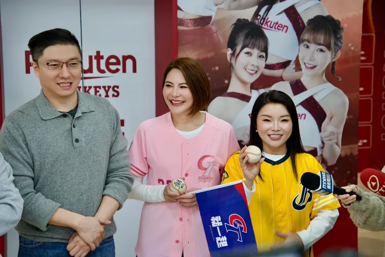 6藍委揪團PK打棒球，圖為國民黨立委陳菁徽(中)、張嘉郡(右)。陳菁徽辦公室提供