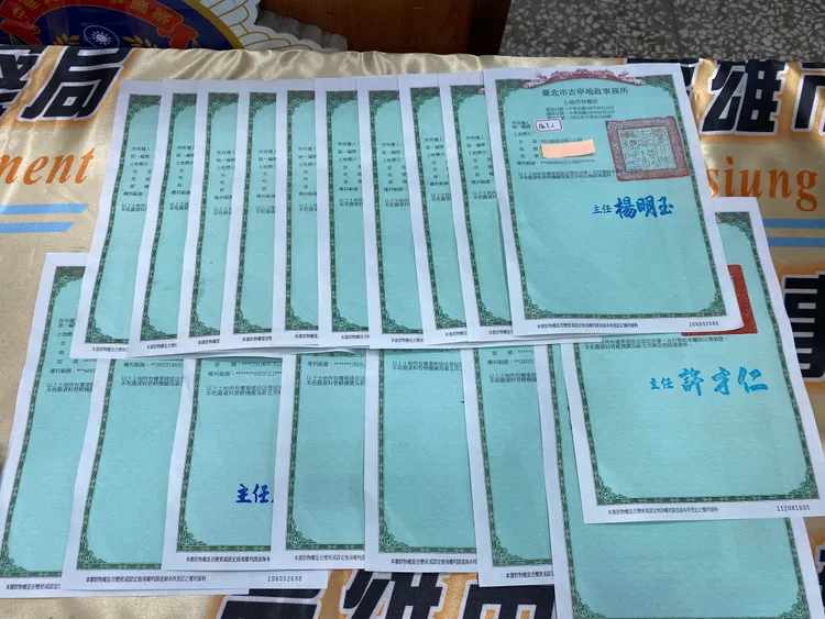 集團成員逼受害人簽下本票、抵押房地，光搜出的地契市價就超過2億元。翻攝照片