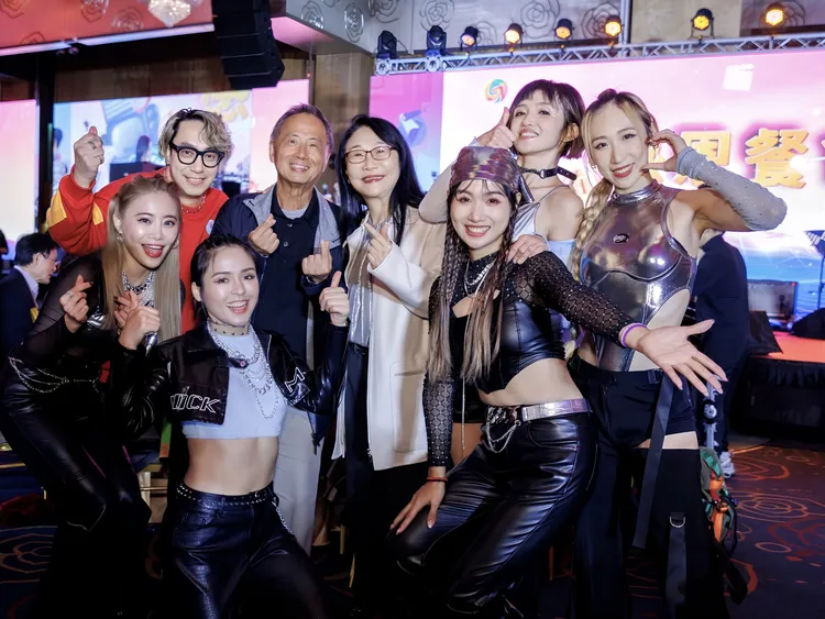 宏達電創辦人王雪紅指定樂團「HOt SHOCk」尾牙演出已超過20年（後排左起樂團團長高小羊  宏達電創辦人王雪紅  TVBS董事長陳文琦）樂團「HOt SHOCk」提供