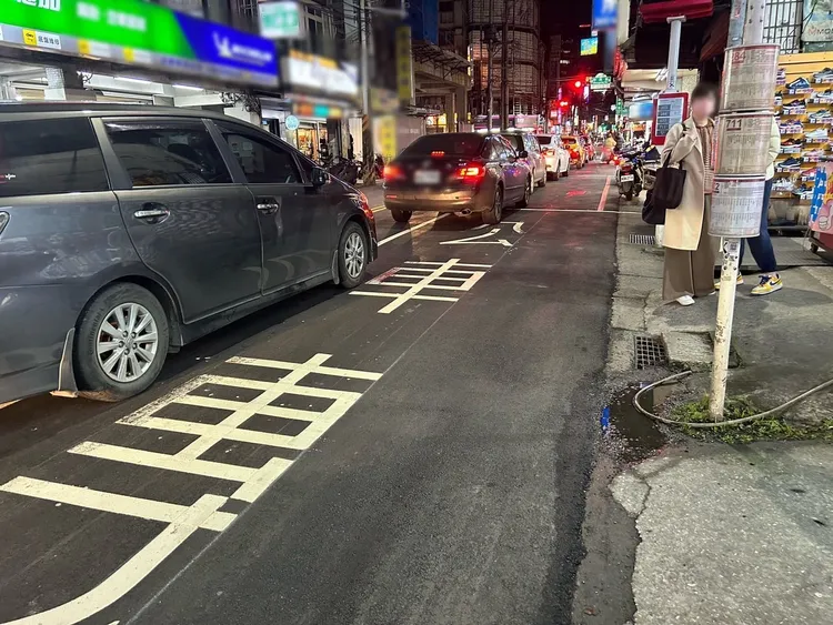 陳國華兒子前（16）日晚間在汐止康寧街下公車時遭機車撞摔。警方提供