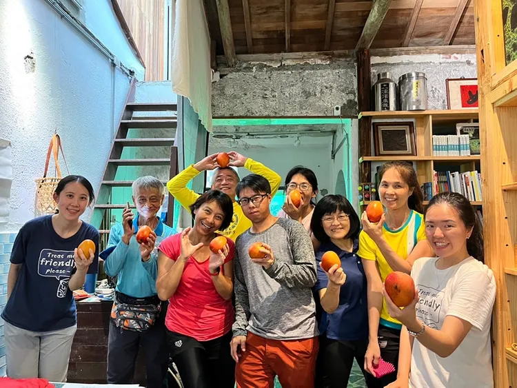 「猴友善農業」在「柴山小日子」空間推廣猴友善芒果。猴友善農業提供