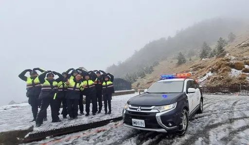 合歡山8警「雪地比愛心」 萬人讚爆:警衛杯杯好可愛