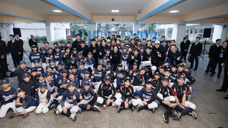 賴清德欣賞敦化國中與國小棒球隊成員「傳接球PK」獎勵賽。總統府提供