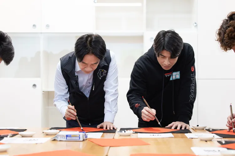 賴清德與陳傑憲也共同揮毫春聯。總統府提供