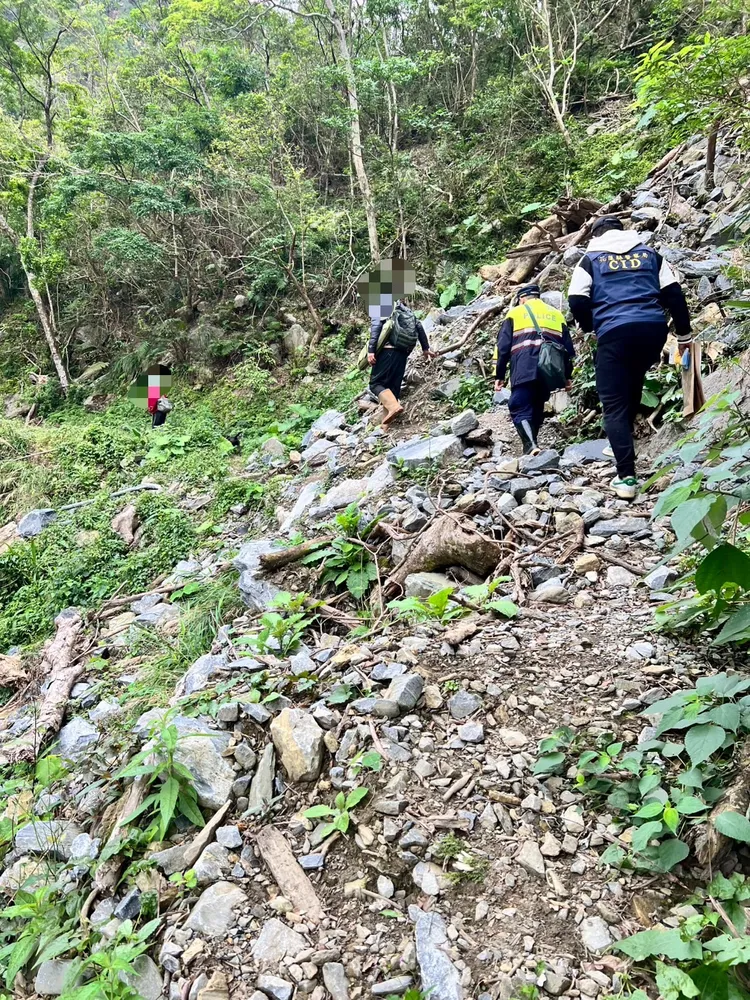 警方沿著發現地點周邊搜索。警方提供