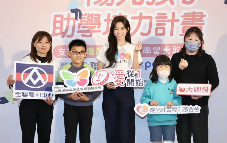 任容萱（中）和孩童一起合影。莊宗達攝