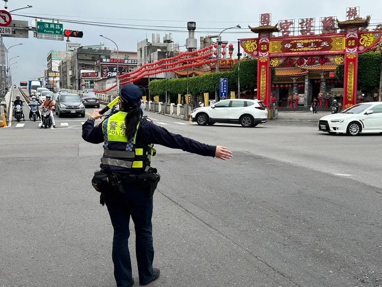 慈護宮位於桃園三民路三段與復興路口，警方建議改走春日路及民族路，避開相關車潮多路段。警方提供