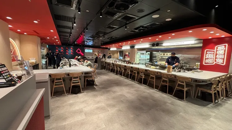 「就饗鐵板燒」蘆洲家樂福店正式開幕。業者提供