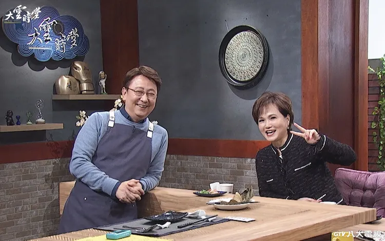 李四端(左)和沈春華(右)笑談播報新聞的趣事。八大電視提供