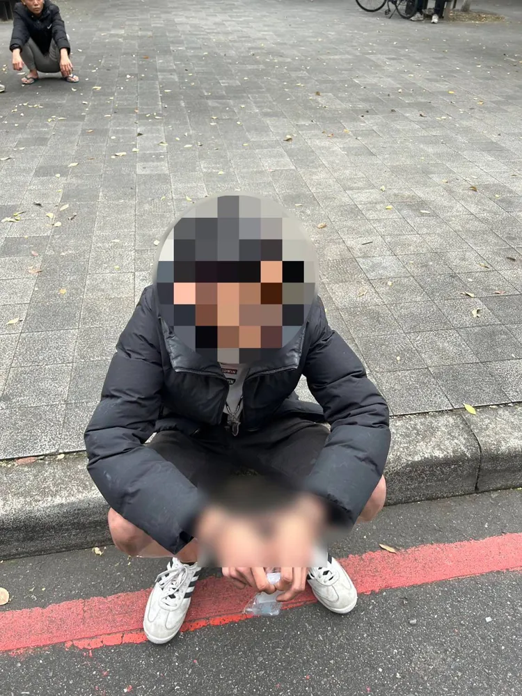 董男與一群朋友在路邊聊天。警方提供