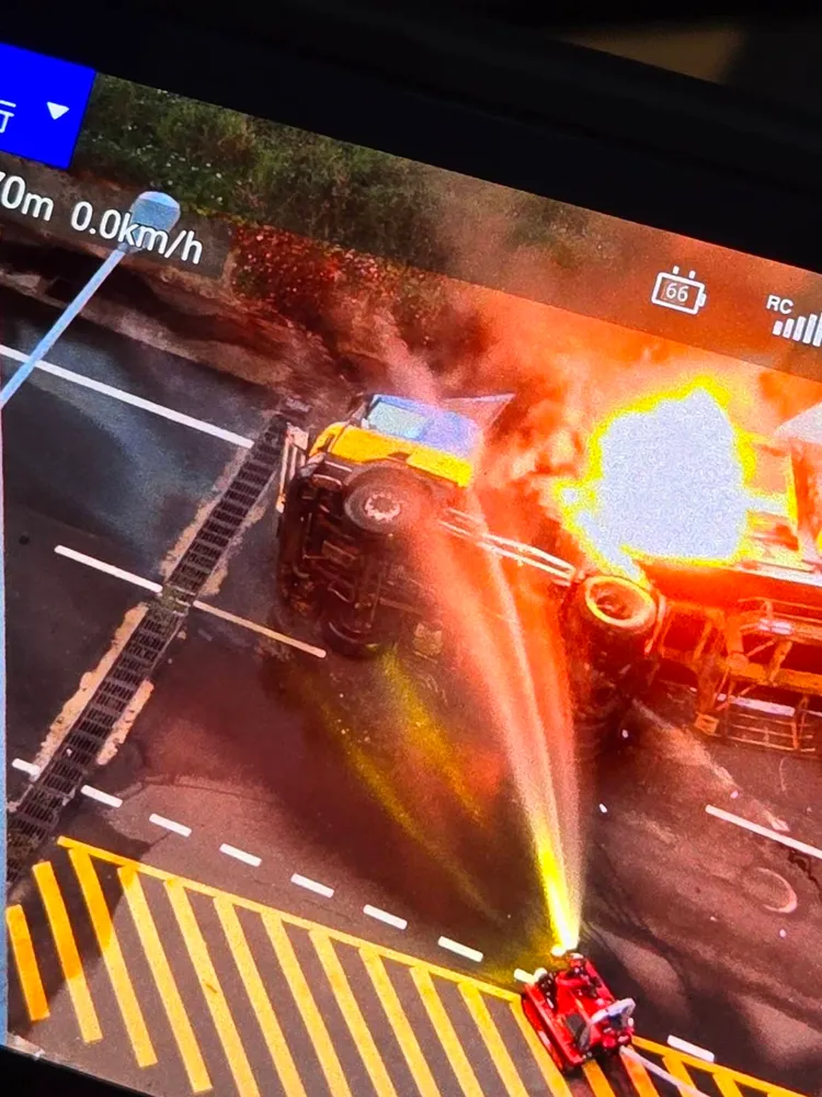 消防人員出動水線警戒。翻攝畫面