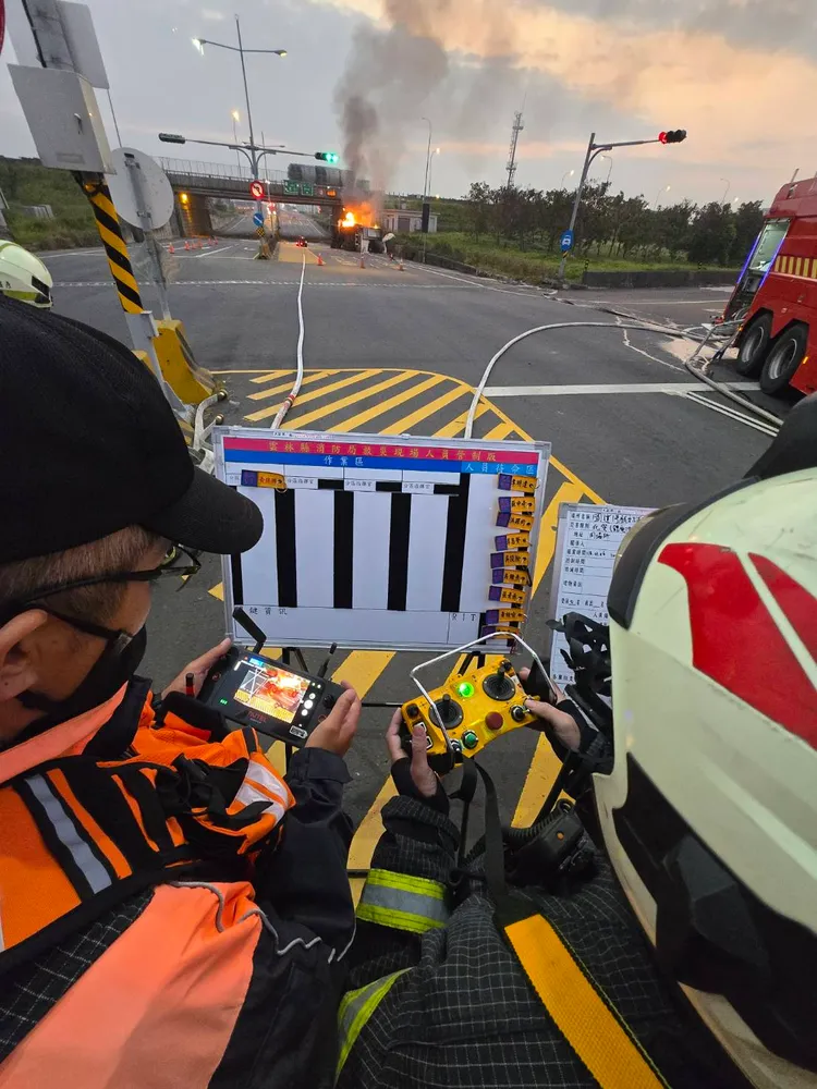 救火人員監控中。翻攝畫面