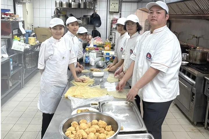 馬來西亞國際生料理年菜，一展所學。中華大學提供