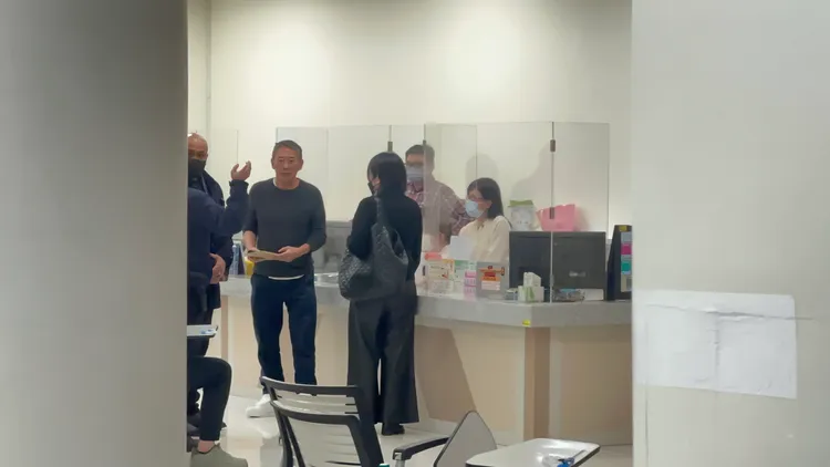 鈕承澤在北檢三辦執行課辦理報到手續。特勤組攝
