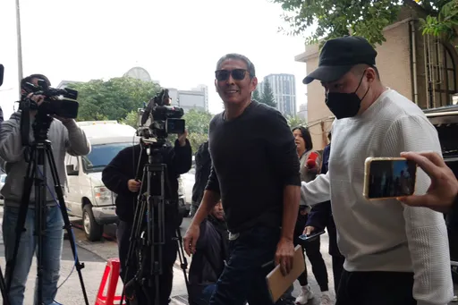 鈕承澤早上抱盆栽花蓮出獄 下午微笑戴墨鏡赴北檢報到