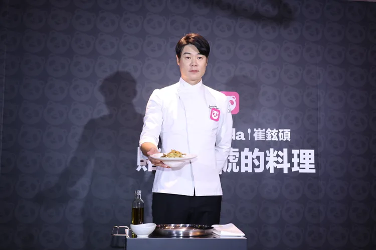 崔鉉碩捧著招牌蒜香蛤蠣義大利麵，笑說這次有記得加蒜頭。彭欣偉攝