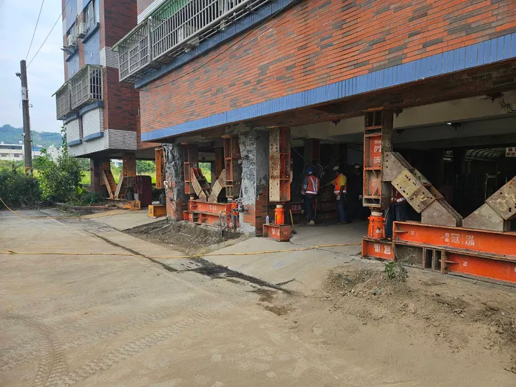 台南玉井文化大廈22日中午前完成鋼柱的支撐。南市府提供