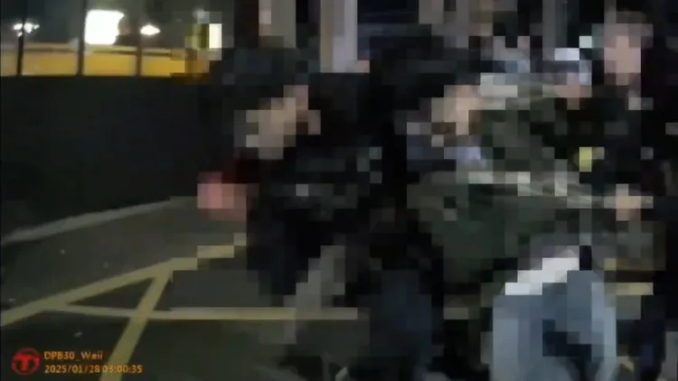 警員趨前制伏男子。翻攝畫面