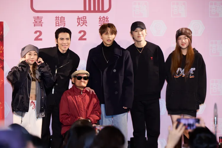 喜鵲藝人與李炳輝合照。喜鵲娛樂提供