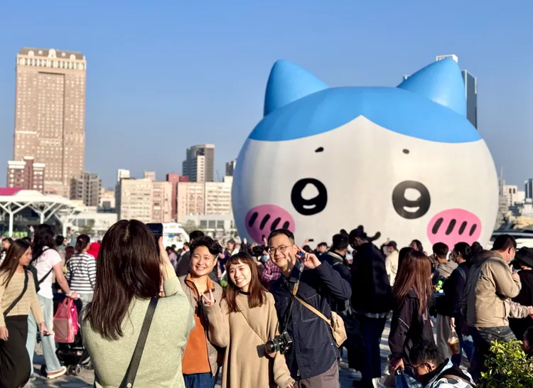 全台各地遊客、粉絲前來朝聖「吉伊卡哇」。高市府提供