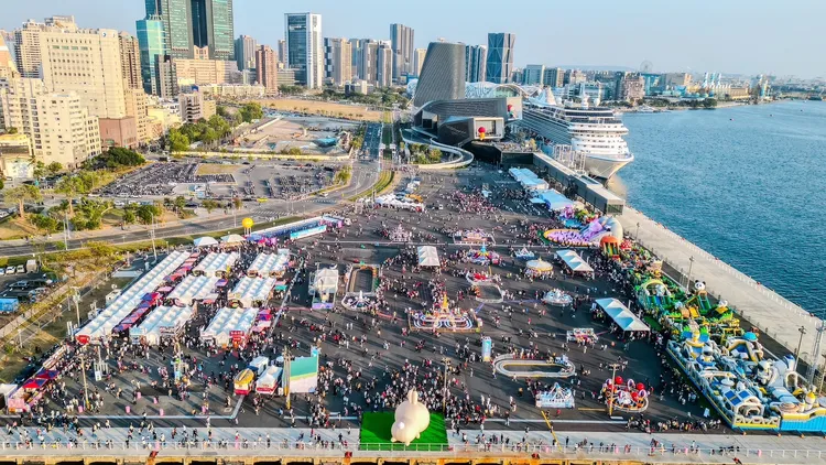 16、17號碼頭還有遊樂設施讓兒童放電。高市府提供