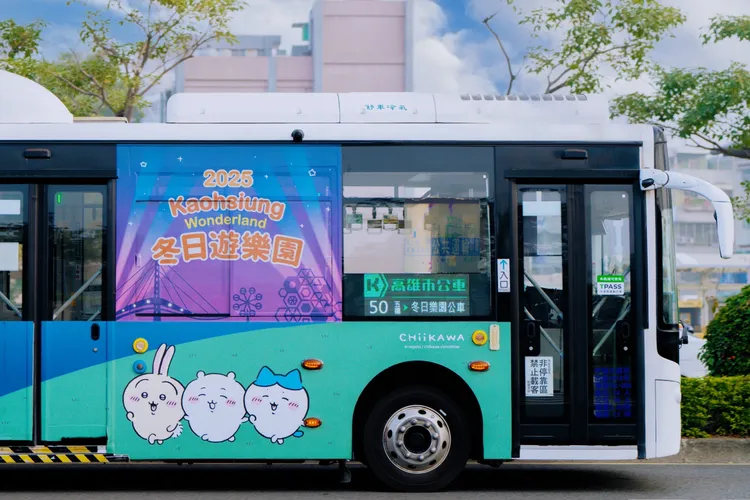 搭乘大眾運輸時也有吉伊卡哇陪伴。高市府提供