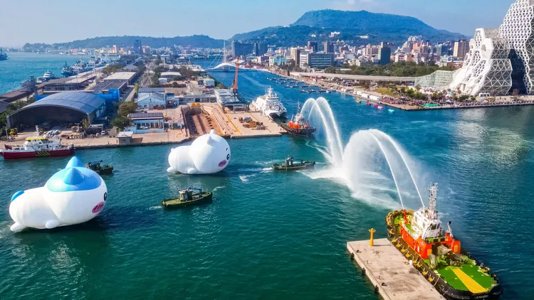 「吉伊卡哇」徜徉愛河灣，可愛又吸睛。高市府提供