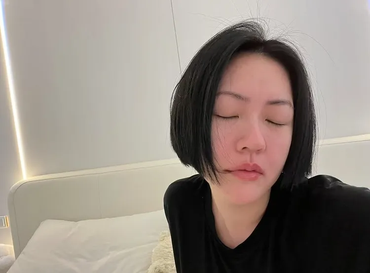小S躺床上看女兒打包行李，看到想睡覺。翻攝小S IG