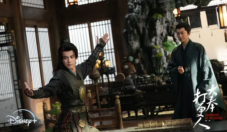 王鶴棣（左）下苦功鑽研角色化身最搶手打更人。Disney+提供