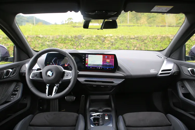 中控台採用了BMW最新的橫貫式曲面螢幕設計，由10.25吋數位液晶儀錶與10.7吋中控觸控螢幕組成，在保有駕駛導向戰鬥氛圍之餘，也加入更多科技氛圍。林浩昇攝