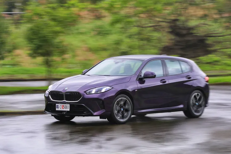 BMW 120 M Sport三缸渦輪引擎搭配的ISG整合式啟動馬達發電機，能在加速時適時提供額外的20匹馬力，讓整體動力輸出顯得線性且好掌握。林浩昇攝