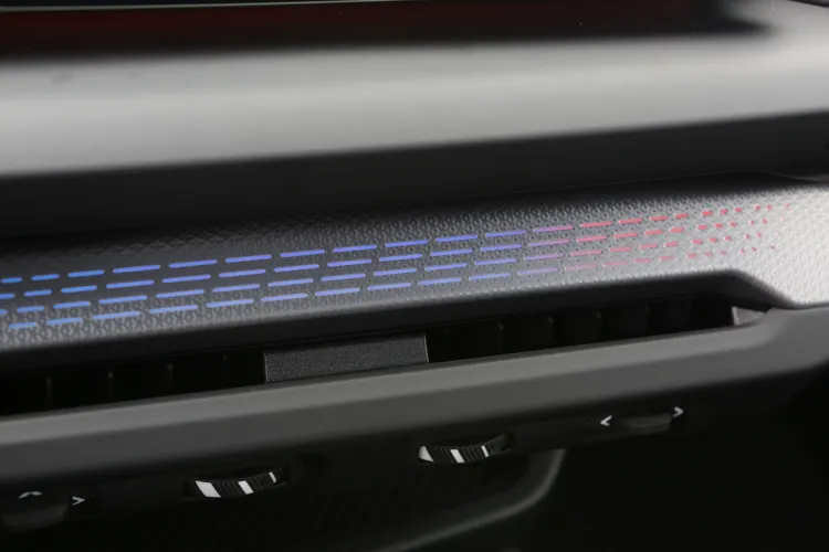 全新氣氛燈透過與中控台上的菱格紋鋁質飾板巧妙融合，展現出高質感的光影效果。林浩昇攝