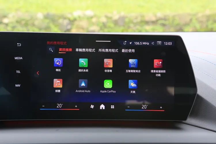 全新的BMW Operating System 9.0系統，新增的QuickSelect快捷選單設計提升操作便捷性，駕駛者能快速切換導航、媒體和設定功能。林浩昇攝