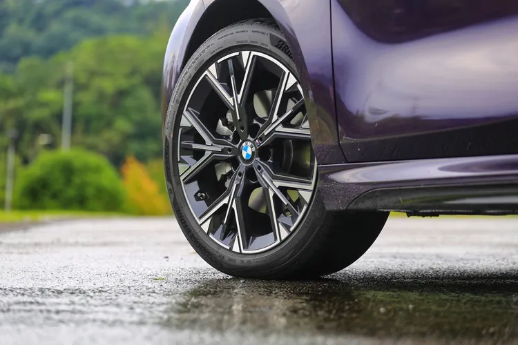 試駕車款配備的18吋M Sport五輻式亮黑鋁圈，搭配225/45 R18的瑪吉斯Premitra HP6輪胎。林浩昇攝
