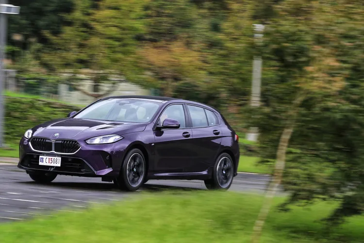 F70世代1系列依然傳承自BMW精湛的底盤調校功力，同時也是一輛內外兼具的精緻都會通勤座駕。林浩昇攝