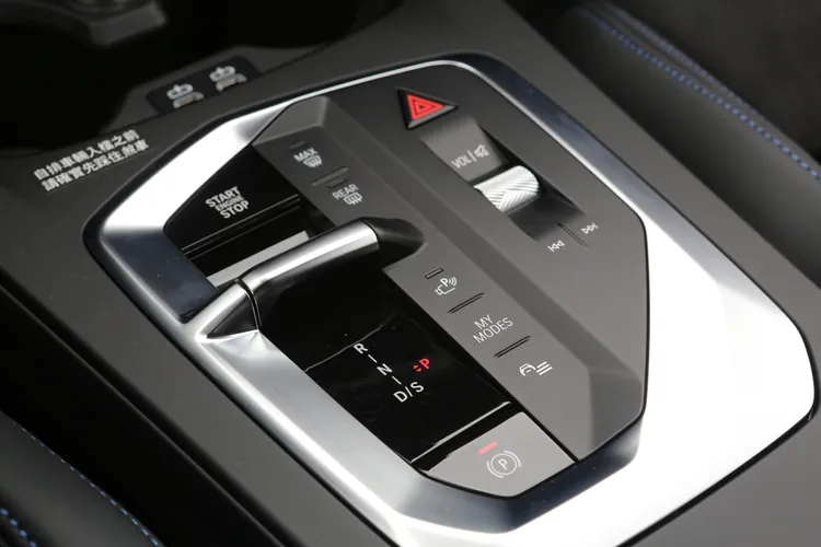 排檔桿改為小巧的撥桿式設計，操作手感輕便且直接，中央鞍座也因此釋放出更多空間機能。林浩昇攝