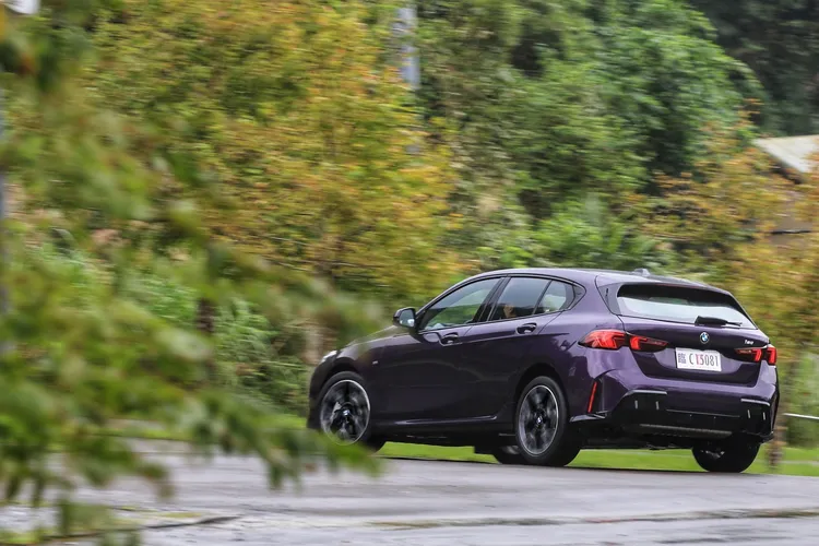 原廠強調增大的前軸後傾角設計，使得120 M Sport在高速過彎時的身手更為出色。林浩昇攝