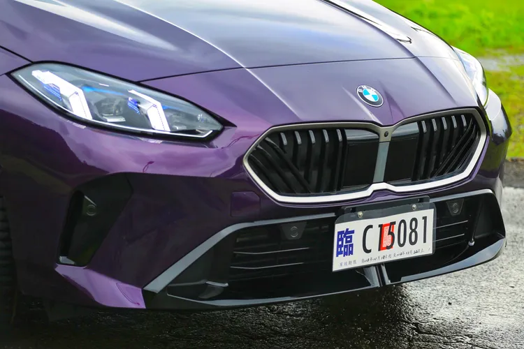 BMW全新1系列車頭水箱護罩採用更狹長、扁平的設計，內部格柵以嶄新的垂直與對角線條構成，增添整體活力感。林浩昇攝