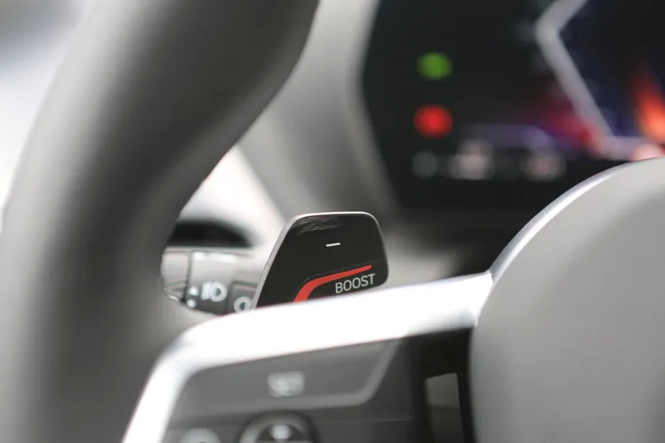 全新加入的Sport Boost功能，只要長按方向盤左側換檔撥片，系統就會提供10秒的最大動力輸出。林浩昇攝