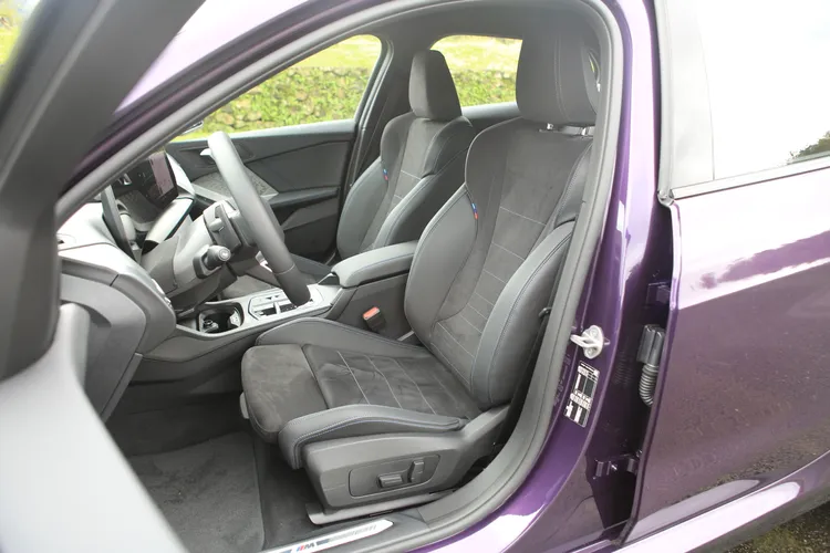 試駕車款配備了M Sport皮質 / 麂皮雙材質跑車座椅，側邊包覆性極佳，雙前座均配有電動調整功能與手動延伸腿托。林浩昇攝