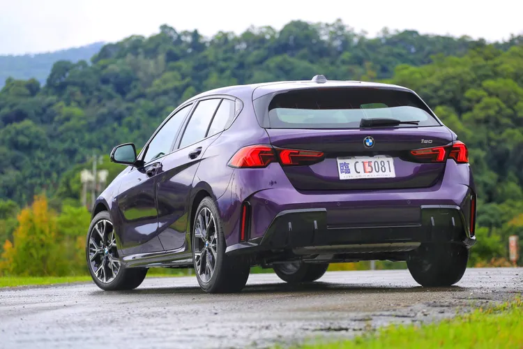 尾燈組採用與X2類似、更加立體且層次分明的設計，車尾整體線條相較前代更加飽滿，整體呈現低重心的運動姿態。林浩昇攝