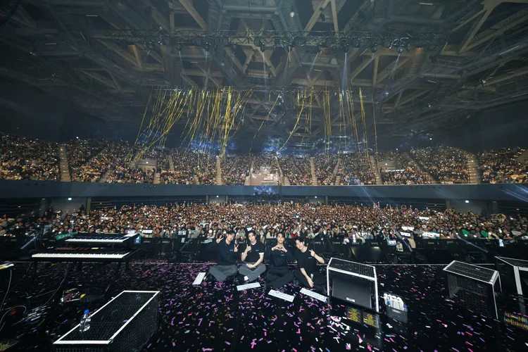 DAY6開心跟粉絲合影。Live Nation Taiwan提供