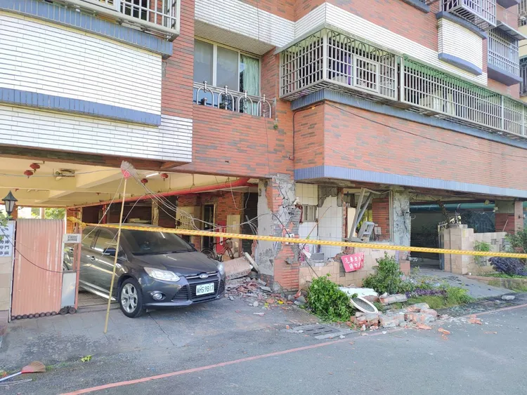 現場拉起封鎖線，還有有民眾冒險將車輛開出。南市府提供