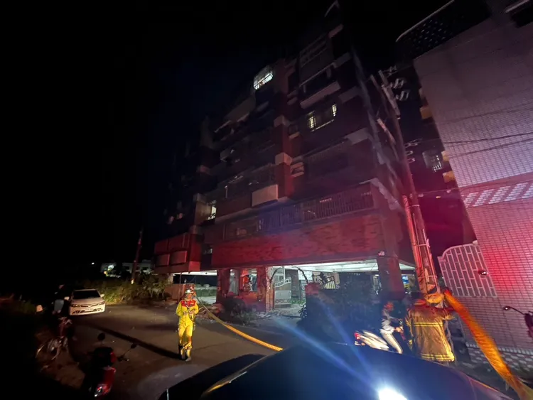 警消連夜將大樓住戶撤離。民眾提供