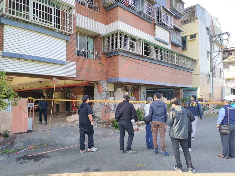 南市府工務局今天上午請結構技師前往玉井這處大樓評估。南市府提供